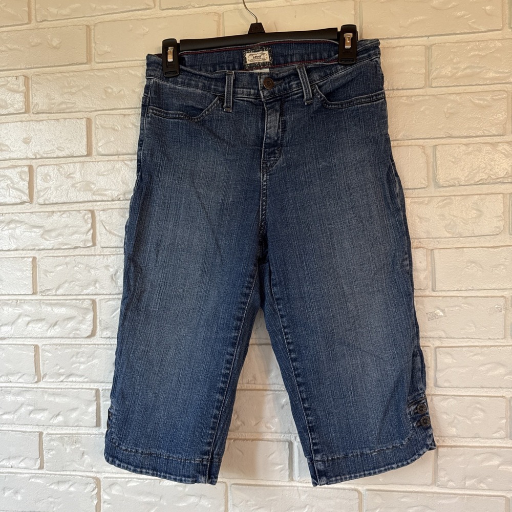 Levi's Women's Cropped Jeans Size 8 Perfectly‎ Slimming Button Leg Opening